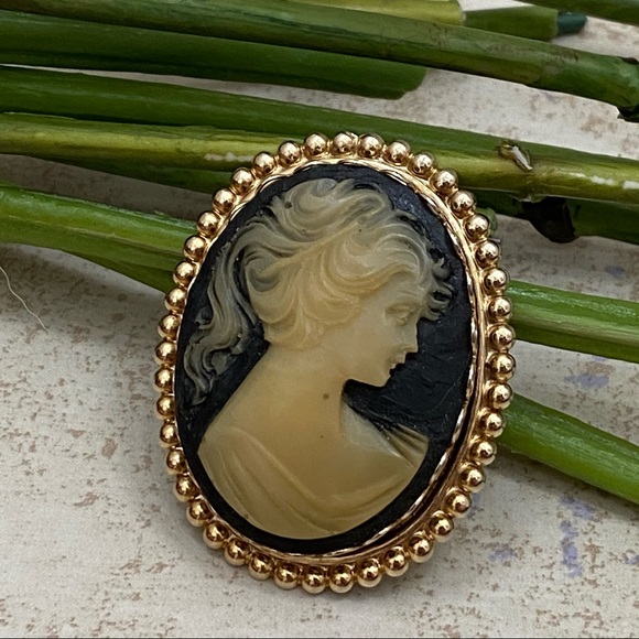 Vintage Unsigned Victorian Lady Cameo Brooch - Picture 1 of 11